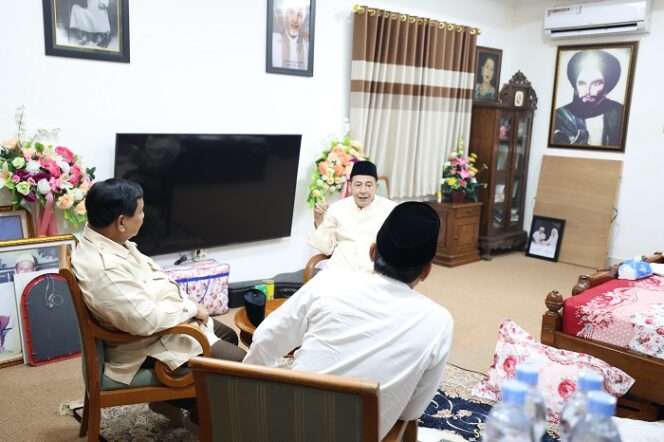 Menteri Pertahanan Prabowo Subianto bersilaturahmi ke kediaman Habib Lutfi bin Yahya di Pekalongan. (Dok. Angga Raka Prabowo)
