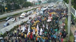 Aksi unjuk rasa yang dilakukan massa. (Instagram.com/@jakarta.terkini)
