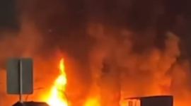 Kebakaran menghanguskan pemukiman padat penduduk di dekat kawasan Pasar Gembrong, Jakarta Timur. (Instagram.com@humasjakfire)
