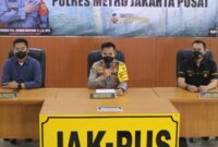 Wakapolres Metro Jakarta Pusat, AKBP Setyo Koes Heriyanto menggelar perkara kasus pembakaran Pospol Pejompongan.  (Instagram.com/@polresmetrojakartapusat)