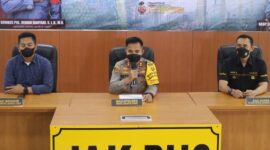 Wakapolres Metro Jakarta Pusat, AKBP Setyo Koes Heriyanto menggelar perkara kasus pembakaran Pospol Pejompongan.  (Instagram.com/@polresmetrojakartapusat)