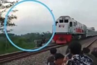 Pemuda tewas seketika setelah tertabrak Kereta Api di jembatan Cisomang. (Instagram.com/@purwakartazamannow)