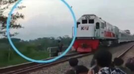 Pemuda tewas seketika setelah tertabrak Kereta Api di jembatan Cisomang. (Instagram.com/@purwakartazamannow)