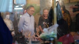 Menteri Perdagangan (Mendag), Zulkifli Hasan Mengecek harga bahan pokok di pasar tradisional. (Instagram.com/@zul.hasan)
