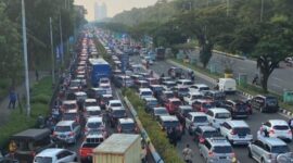 Kendaraan pengunjung di area PRJ pun membeludak sampai menyebabkan Jalan Benjamin Sueb macet parah. (Instagram.com@Jkt.Info)
