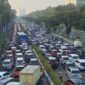 Kendaraan pengunjung di area PRJ pun membeludak sampai menyebabkan Jalan Benjamin Sueb macet parah. (Instagram.com@Jkt.Info)
