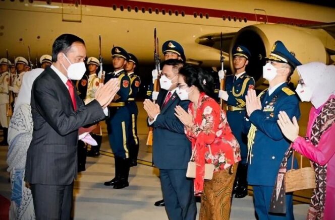 Presiden Joko Widodo dan Ibu Iriana Joko Widodo beserta delegasi tiba di Beijing. (Instagram.com/@sekretariat.kabinet)

