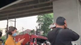 Kecelakaan truk BBM Pertamina yang menabrak belasan pengendara di Jalan Alternatif Cibubur. (Instagram.com/@info_bogor_timur)
