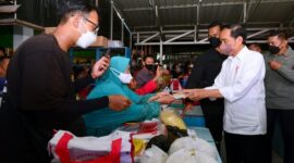 Presiden Joko Widodo didampingi Ibu Iriana Joko Widodo mengunjungi Pasar Pucang Anom, Kota Surabaya. (Dok. Biro Pers Sekretariat Presiden/Muchlis Jr)
