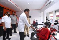 Presiden Joko Widodo meninjau penyerahan bantuan sosial kepada para penerima manfaat di Provinsi Maluku. (Dok.  Biro Pers Sekretariat Presiden/Lukas)