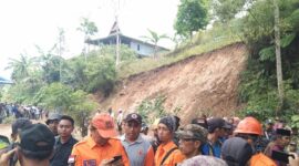Tim Gabungan Evakuasi Tiga Warga Jeneponto Tertimbun Tanah Longsor. (Dok. BNPB Indonesia)
