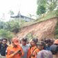 Tim Gabungan Evakuasi Tiga Warga Jeneponto Tertimbun Tanah Longsor. (Dok. BNPB Indonesia)
