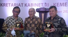 Menko Polhukam Mahfud MD, Kepala BPKP M. Yusuf Ateh, dan Waseskab Fadlansyah Lubis dalam Rakor Setkab. (Dok. Setkab.go.id) 