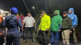 Polsek Cisarua Bersama Tim Gabungan Lakukan Pencarian Pelajar yang Terseret Arus. (Dok. Polsek Cisarua)