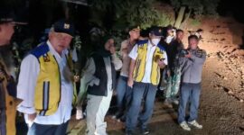 Menteri Basuki Tinjau Lokasi Longsor Akibat Gempa di Cianjur Pada Malam Hari. (Instagram.com/@kemenpupr) 
