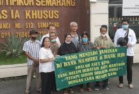 Aksi beberapa orang di depan Pengadilan Negeri (PN) Semarang, yang mengatasnamakan korban mafia tanah diduga massa bayaran, Senin (28/11/2022). (Dok. Ist)