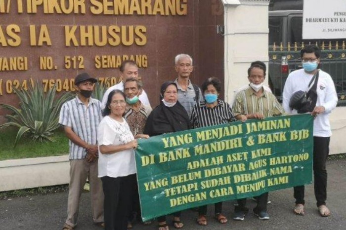 Aksi beberapa orang di depan Pengadilan Negeri (PN) Semarang, yang mengatasnamakan korban mafia tanah diduga massa bayaran, Senin (28/11/2022). (Dok. Ist)