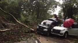 Bencana tanah longsor yang berdampak pada lalu lintas umum di Kabupaten Gowa, Provinsi Sulawesi Selatan. (Dok. BNPB)
