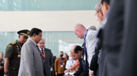 Menteri Pertahanan RI Prabowo Subianto menyaksikan penandatanganan kesepakatan Kandungan Lokal dan Offset (KLO). (Dok. Tim Media Prabowo) 