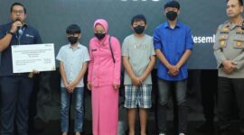 Keluarga Aiptu Anumerta Sofyan menerima santunan dari PT. Asabri. (Instagram.com/humaspoldajabar)