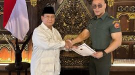 Pemberian pangkat tituler kepada Deddy Corbuzier oleh Menteri Pertahanan Prabowo Subianto. (Instagram.com/@mastercorbuzier) 