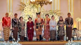 Ketua DPR RI Puan Maharani bersama Megawati Soekarnoputri menghadiri Pernikahan Kaesang Pangarep dan Erina Gudono. (Instagram.com@/puanmaharani)