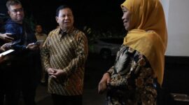 Menteri Pertahanan (Menhan) Prabowo Subianto dan Gubernur Jawa Timur Khofifah Indar Parawansa. (Dok. Tim Media Prabowo Subianto) 