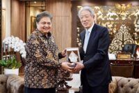 Menteri Koordinator Bidang Perekonomian Airlangga Hartarto bertemu dengan Senior Minister and Coordinating Minister for National Security Singapura Teo Chee Hean. (Instagram.com/@airlanggahartarto_official)