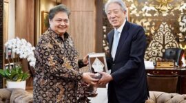 Menteri Koordinator Bidang Perekonomian Airlangga Hartarto bertemu dengan Senior Minister and Coordinating Minister for National Security Singapura Teo Chee Hean. (Instagram.com/@airlanggahartarto_official)
