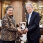 Menteri Koordinator Bidang Perekonomian Airlangga Hartarto bertemu dengan Senior Minister and Coordinating Minister for National Security Singapura Teo Chee Hean. (Instagram.com/@airlanggahartarto_official)
