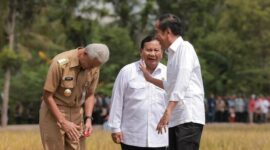 Presiden Joko Widodo (Jokowi) bersama Ketua Umum Partai Gerindra Prabowo Subianto dan Gubernur Jawa Tengah Ganjar Pranowo. (Instagram.com/@prabowo)