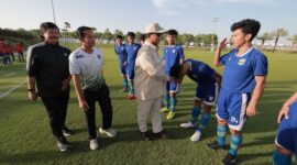 Pemuda Indonesia antusias bersalaman dan berswafoto dengan Prabowo Subianto di Aspire Academy, Qatar. (Dok. Tim Media Prabowo Subianto)