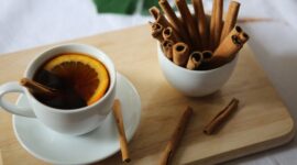 Kayu manis dapat membantu mengatur kadar gula darah, meningkatkan sensitivitas insulin, dan mengurangi risiko penyakit jantung. (Pexels/Ngô Trọng An)