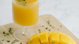 Mengonsumsi mangga secara teratur dapat membantu menjaga kesehatan sistem pencernaan. (Pexels/Timur Weber)