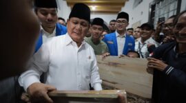 Menteri Pertahanan RI Prabowo Subianto menjadi pembicara dalam acara Hari Ulang Tahun PMII di Benteng Vastenburg, Solo. (Dok. Tim Media Prabowo)
