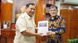 Ketua Umum Partai Gerindra Prabowo Subianto bersam Politikus PDI Perjuangan Budiman Sudjatmiko. (Dik. Tim Media Prabowo Subianto)
