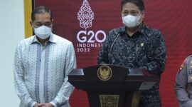 Menko Ekon Airlangga Hartarto bersama mantan Menteri Perdagangan  Muhammad Lutfi. (Dok. Ppid.setkab.go.id)

