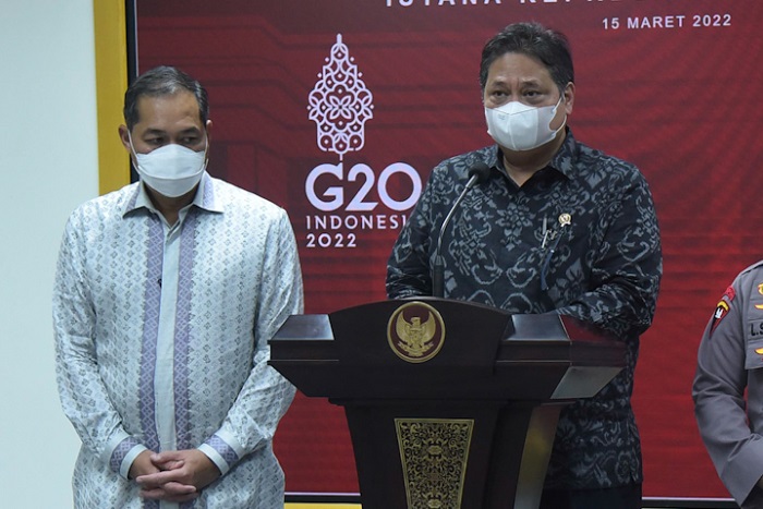 Menko Ekon Airlangga Hartarto bersama mantan Menteri Perdagangan  Muhammad Lutfi. (Dok. Ppid.setkab.go.id) 
