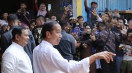 Menteri Pertahanan Prabowo Subianto mendampingi Presiden Joko Widodo (Jokowi) blusukan ke Pasar Grogolan, Pekalongan. (Dok. Tim Media Prabowo Subianto)