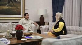 Ketua Umum Partai Gerindra Prabowo Subianto menyambut kehadiran putri almarhum Presiden keempat RI Abdurrahman Wahid atau Gus Dur, Yenny Wahid. (Dok. Tim Media Prabowo Subianto)

