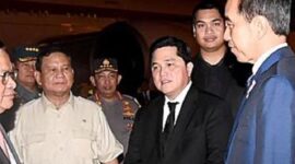 Presiden Jokowi disambut oleh Menteri Pertahanan Prabowo Subianto saat tiba di Tanah Air usai kunjungan dari Tiongkok dan Arab Saudi. (Instagram.com/@sekretariat.kabinet)
