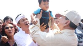 Ketua Umum Partai Gerindra Prabowo Subianto saat bersama Masyarakat. (Facbook.com/@Prabowo Subianto)