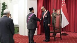 Menteri Pertahanan (Menhan) RI Prabowo Subianto menerima penghargaan Darjah Utama Bakti Cemerlang (Tentera). (Dok. Tim Media Prabowo Subianto)