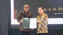 Syamsi Hari Ketua BNSP Saat Menyerahan Sertifikat Kompetensi GRC Tingkat Utama (GRC for Executives) ke Menteri Bappenas, di kantor Bappenas, Senin (27/11/2023). (Doc.Ist)