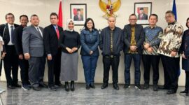 Foto : Ketua Komisioner BNSP, Syamsi Hari, Prof. Amilin, dan NS. Aji Martono Bersama Konjen, BNSP dan Kemendikbud Ristek, dalam rangka Mempererat Kerja Sama Sertifikasi Profesi, Hongkong (21/12/23). (Doc.BNSP)