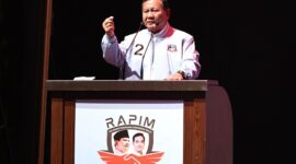 Calon presiden nomor urut dua, Prabowo Subianto di hadapan massa Relawan Pedagang Indonesia Maju (RAPIM) yang mendeklarasikan dukungan mereka untuk pasangan Prabowo-Gibran di Djakarta Theater. Dok. Tim Media Prabowo-Gibran)
