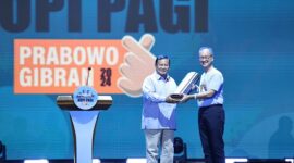 Calon presiden nomor urut dua dari Koalisi Indonesia Maju, Prabowo Subianto, berjoget gemoy Bersama ribuan relawan Kopi Pagi di Sentul International Convention Centre (SICC). (Dok. Tim Media Prabowo-Gibran)
