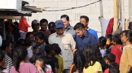 Calon presiden nomor urut 2 Prabowo Subianto bergembira bersama warga di Kampung Empang, Jakarta Utara. (Dok. Tim Media Prabowo)