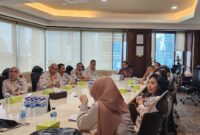 LINGKARNEWS.COM - Kustodian Sentral Efek Indonesia (KSEI) dan Perkumpulan Profesi Pasar Modal Indonesia (PROPAMI) menyelenggarakan pertemuan audensi yang dihadiri oleh Dirut KSEI, Samsul Hidayat, dan Ketum PROPAMI, NS Aji Martono beserta jajaran pengurus DPP, Jakarta (22/1/24).  Pertemuan ini bertujuan untuk membahas potensi kerja sama dan kolaborasi antara kedua lembaga yang berperan penting dalam mengembangkan pasar modal Indonesia.  Dirut KSEI, Samsul Hidayat, memimpin pertemuan dengan membuka sesi pemaparan tentang ruang lingkup kerja dan produk yang ditawarkan oleh KSEI.  Penjelasan ini memberikan wawasan mendalam mengenai peran KSEI dalam mendukung ekosistem pasar modal di tanah air.  NS Aji Martono, Ketum PROPAMI, menyampaikan rasa bangganya karena PROPAMI diberi kesempatan untuk berdialog dan berkolaborasi dengan KSEI.  Ia juga memperkenalkan kepengurusan baru PROPAMI serta menyatakan kesiapan untuk bersinergi dalam berbagai program yang dapat menguntungkan kedua belah pihak.  Pemaparan yang tak kalah menarik adalah rencana pendirian badan-badan otonom baru di bawah naungan PROPAMI.  Badan Kajian Strategis, Badan/Lembaga Filantrofis (PROPAMI CARE), dan Badan yang berkaitan dengan hukum dan advokasi menjadi fokus utama yang akan dikerjakan oleh PROPAMI.  Program-program inovatif lainnya juga turut dijelaskan sebagai bagian dari komitmen PROPAMI dalam mendukung perkembangan pasar modal Indonesia.  Pertemuan penuh interaksi dan pemikiran ini juga dimeriahkan oleh diskusi antara KSEI dan PROPAMI.  Dialog yang terbuka dan konstruktif menciptakan suasana akrab, di mana ide dan gagasan untuk meningkatkan kinerja pasar modal menjadi fokus utama pembahasan.  Melalui pertemuan audensi ini, harapan untuk terwujudnya kerja sama yang lebih erat dan sinergis antara KSEI dan PROPAMI semakin memperkuat fondasi kemajuan pasar modal Indonesia ke depannya.