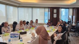 LINGKARNEWS.COM - Kustodian Sentral Efek Indonesia (KSEI) dan Perkumpulan Profesi Pasar Modal Indonesia (PROPAMI) menyelenggarakan pertemuan audensi yang dihadiri oleh Dirut KSEI, Samsul Hidayat, dan Ketum PROPAMI, NS Aji Martono beserta jajaran pengurus DPP, Jakarta (22/1/24).

Pertemuan ini bertujuan untuk membahas potensi kerja sama dan kolaborasi antara kedua lembaga yang berperan penting dalam mengembangkan pasar modal Indonesia.

Dirut KSEI, Samsul Hidayat, memimpin pertemuan dengan membuka sesi pemaparan tentang ruang lingkup kerja dan produk yang ditawarkan oleh KSEI.

Penjelasan ini memberikan wawasan mendalam mengenai peran KSEI dalam mendukung ekosistem pasar modal di tanah air.

NS Aji Martono, Ketum PROPAMI, menyampaikan rasa bangganya karena PROPAMI diberi kesempatan untuk berdialog dan berkolaborasi dengan KSEI.

Ia juga memperkenalkan kepengurusan baru PROPAMI serta menyatakan kesiapan untuk bersinergi dalam berbagai program yang dapat menguntungkan kedua belah pihak.

Pemaparan yang tak kalah menarik adalah rencana pendirian badan-badan otonom baru di bawah naungan PROPAMI.

Badan Kajian Strategis, Badan/Lembaga Filantrofis (PROPAMI CARE), dan Badan yang berkaitan dengan hukum dan advokasi menjadi fokus utama yang akan dikerjakan oleh PROPAMI.

Program-program inovatif lainnya juga turut dijelaskan sebagai bagian dari komitmen PROPAMI dalam mendukung perkembangan pasar modal Indonesia.

Pertemuan penuh interaksi dan pemikiran ini juga dimeriahkan oleh diskusi antara KSEI dan PROPAMI.

Dialog yang terbuka dan konstruktif menciptakan suasana akrab, di mana ide dan gagasan untuk meningkatkan kinerja pasar modal menjadi fokus utama pembahasan.

Melalui pertemuan audensi ini, harapan untuk terwujudnya kerja sama yang lebih erat dan sinergis antara KSEI dan PROPAMI semakin memperkuat fondasi kemajuan pasar modal Indonesia ke depannya.